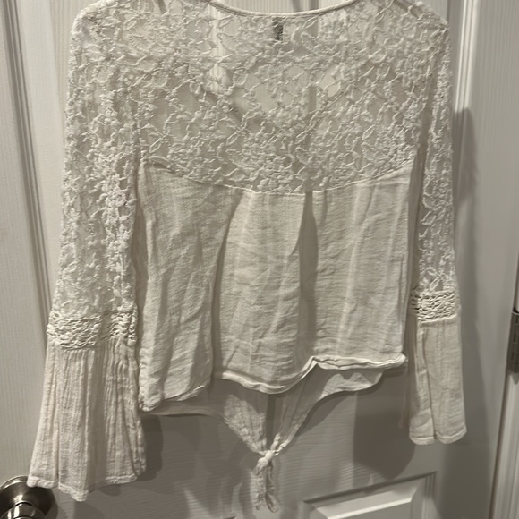 Bundle of 3 long sleeved tops with lace feature in various colors - Picture 11 of 13